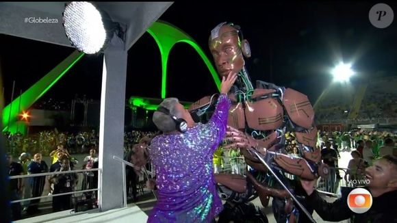 No fim da passagem da Mocidade pela Sapucaí, Milton Cunha deu um show à parte ao entrevistar os robôs