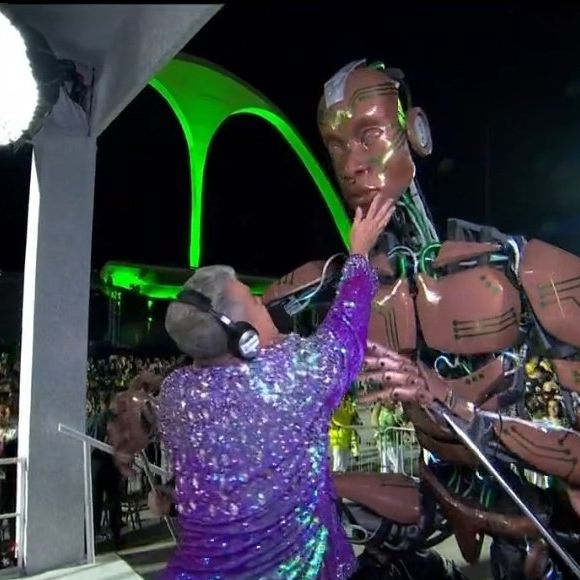 No fim da passagem da Mocidade pela Sapucaí, Milton Cunha deu um show à parte ao entrevistar os robôs