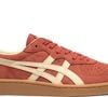 O tênis GSM da Onitsuka Tiger aposta em uma silhueta clássica de cano baixo inspirada nos calçados de tênis dos anos 1980. Com cabedal inteiramente confeccionado em camurça, o modelo une referências esportivas e acabamento sofisticado