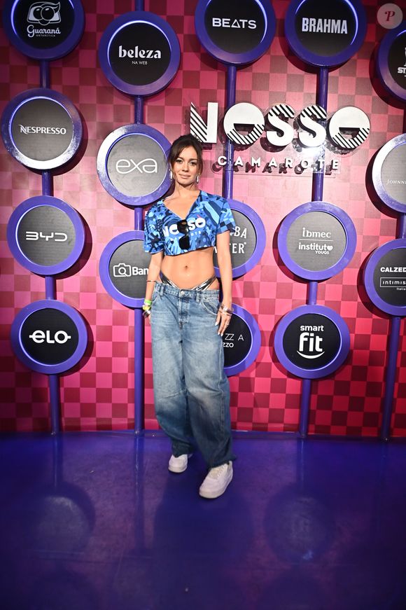 O clima, segundo a publicação, teria ficado mais tenso durante o intervalo para o almoço, quando a atriz teria optado por se isolar em uma área separada, acompanhada por um segurança, sem interagir com os colegas de elenco e produção — comportamento que foi interpretado por alguns como sinal de distanciamento.