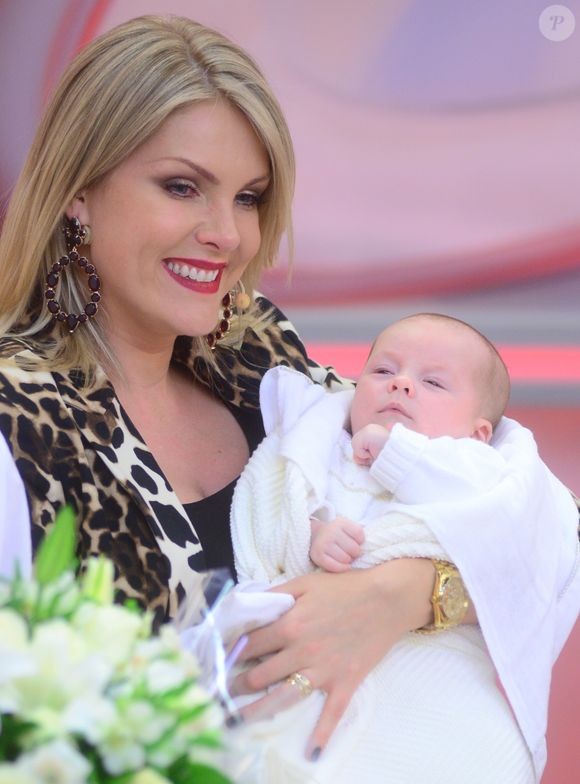 2014 - Na volta ao trabalho, Ana Hickmann recebeu o filho no 'Programa da Tarde'