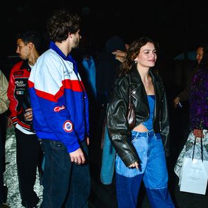 De all jeans e jaqueta de couro, Luana Marquezine foi flagrada ao lado de Lucca Picon no evento