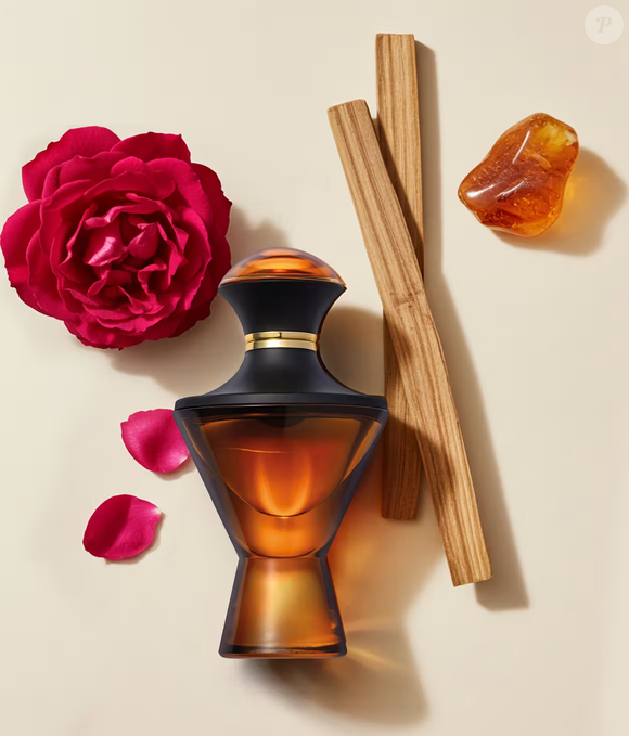A composição do Hadiya começa com bergamota, pimenta rosa, framboesa, lichia e açafrão, passa por um coração de rosas e termina com oud, patchouli, vetiver, madeiras, praliné e musk