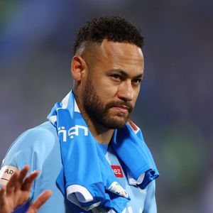 Neymar retorna ao Brasil e desembarca em aeroporto discreto para evitar multidões