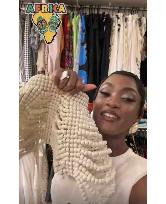 Erika Januza comprou colar na África do Sul e usou acessório em jantar de gala