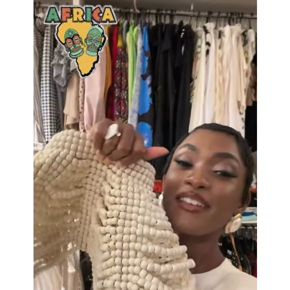 Erika Januza comprou colar na África do Sul e usou acessório em jantar de gala