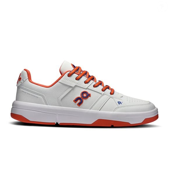 Fundada na Suíça em 2010, a On aposta no THE ROGER Clubhouse Varsity White | Flame, modelo que combina inspiração no tênis, estética universitária e conforto para o uso diário