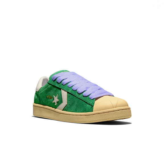 O 1908 Pro Leather recupera elementos históricos da Converse, como o painel do calcanhar, as perfurações respiráveis e o logo Star Chevron