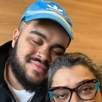 Filho de Preta Gil surge em foto com a mãe no hospital uma semana após longa cirurgia contra câncer em metástase: 'Aula de vida'