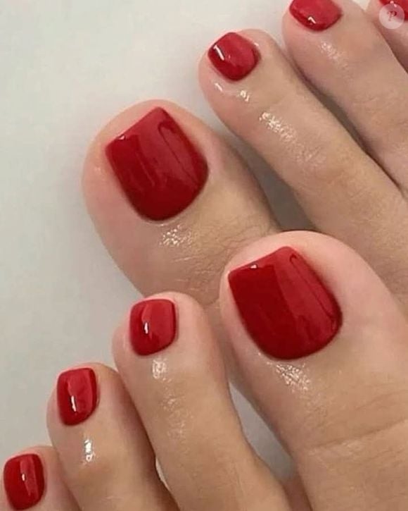 Unhas vermelhas no pé combinam com qualquer época do ano e trazem sensação de poder