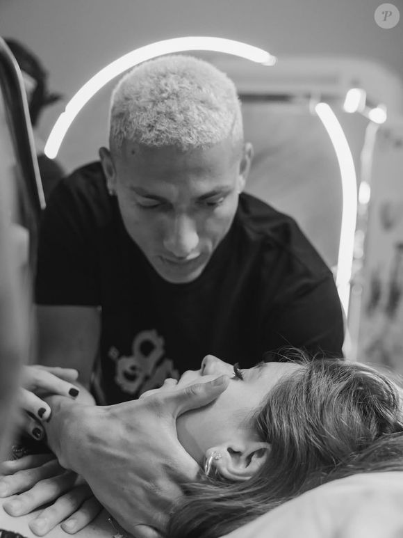 O jogador Richarlison voltou ao Brasil para acompanhar o nascimento do filho com Amanda Araújo