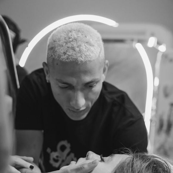 O jogador Richarlison voltou ao Brasil para acompanhar o nascimento do filho com Amanda Araújo