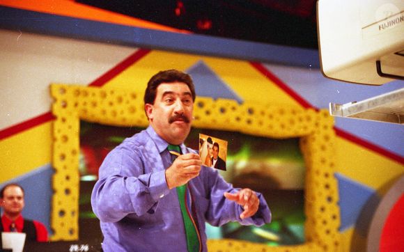 Ratinho ganha documentário no SBT, onde estreou em 8 de setembro de 1998 - na foto, apresentador no dia de seu primeiro programa