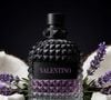 Com notas de coco fresco, lavanda e cardamomo, o Valentino Uomo Born in Roma Purple aposta em uma combinação sofisticada e fora do óbvio para conquistar quem ama perfumes masculinos intensos e marcantes