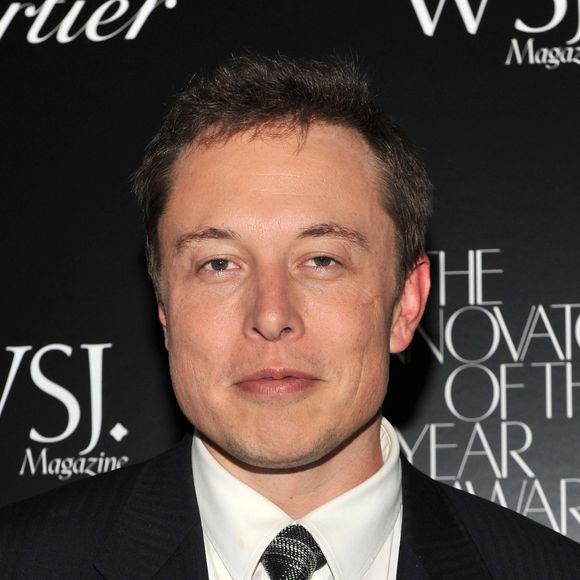 2011: visual clássico de Elon Musk sem barba já era realidade para o bilionário