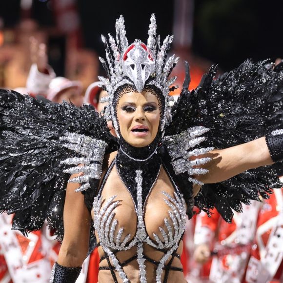 A atriz Viviane Araújo exibiu corpo torneado ao cruzar a Marquês da Sapucaí com o Salgueiro - Foto: Brazilnews/Agnews