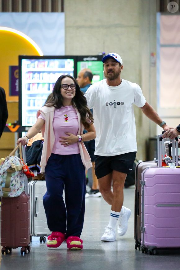 Longe de Adidas Samba e New Balance, Larissa Manoela aposta em calçado diferente para desembarque