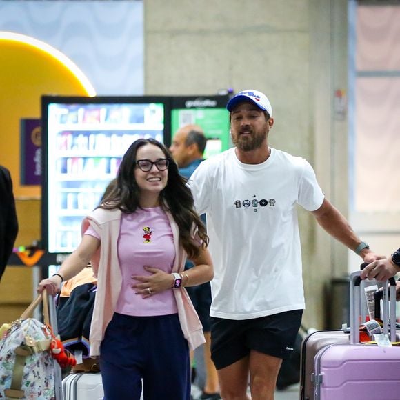 Longe de Adidas Samba e New Balance, Larissa Manoela aposta em calçado diferente para desembarque