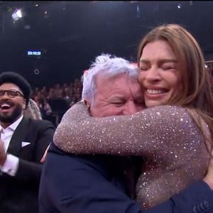 Grazi Massafera deu um abraço emocionado no pai