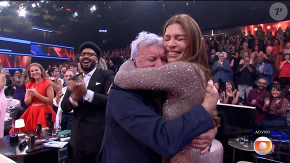 Grazi Massafera deu um abraço emocionado no pai