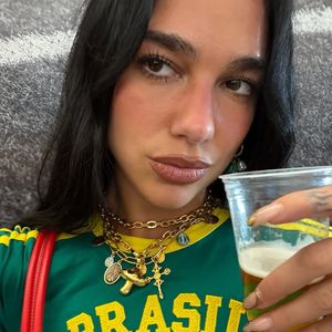 Segundo informações da Rolling Stone EUA, o processo de Dua Lipa contra a Samsung já é apontado como uma das disputas judiciais mais comentadas do ano, reunindo uma estrela global do pop e uma das maiores empresas de tecnologia do mundo em uma batalha de quase R$ 75 milhões