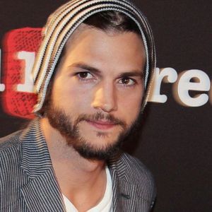 Ashton Kutcher já foi para o hospital por 2 vezes com pancreatite, como resultado da dieta