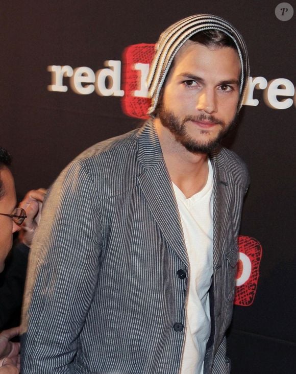 Ashton Kutcher já foi para o hospital por 2 vezes com pancreatite, como resultado da dieta
