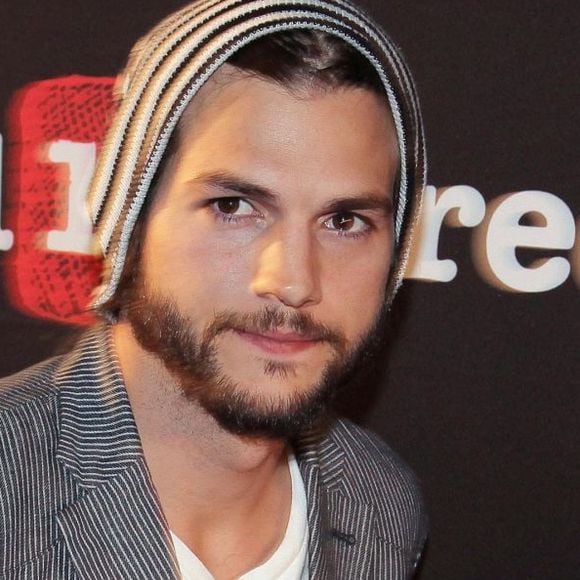 Ashton Kutcher já foi para o hospital por 2 vezes com pancreatite, como resultado da dieta