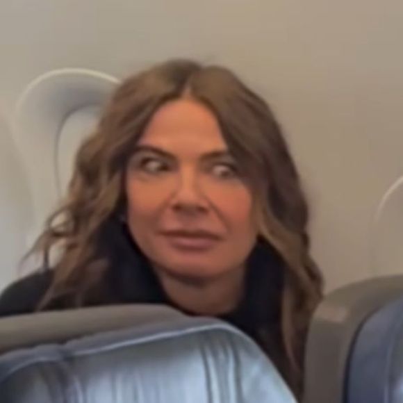Luciana Gimenez ficou 2 horas no voo e reclamou bastante do 'perrengue chique'