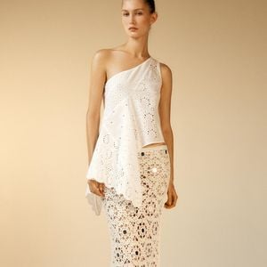 A blusa assimétrica da Zara, por R$ 399,00, surge como opção moderna para quem quer fugir das peças básicas sem perder elegância