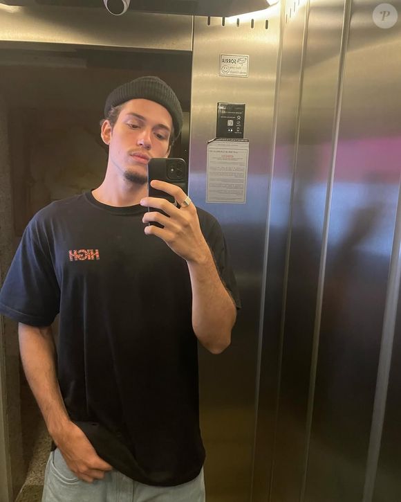 Mas não pense que ele quer seguir os passos dos pais na TV! Pietro tem a música como foco principal.