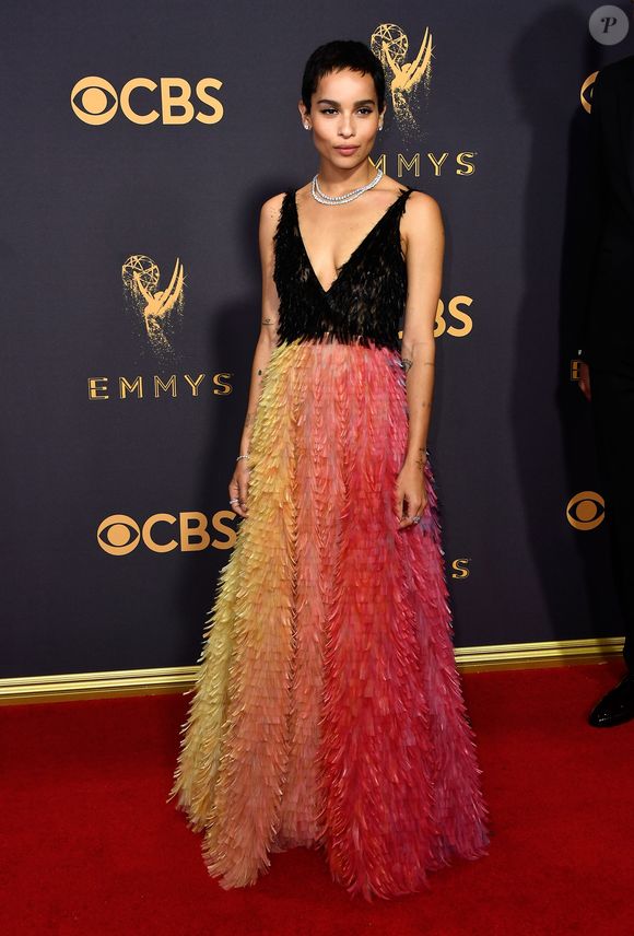 Zoë Kravitz apostou, em 2017, em um Micro Pixie platinado, com fios extremamente curtos e acabamento preciso que valorizava o contorno do rosto