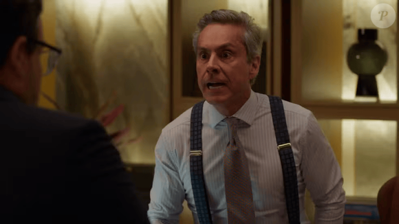 Em 'Vale Tudo' polícia informa a Marco Aurélio (Alexandre Nero) que Tiago (Pedro Waddington) está internado