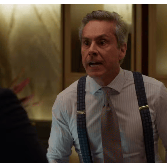 Em 'Vale Tudo' polícia informa a Marco Aurélio (Alexandre Nero) que Tiago (Pedro Waddington) está internado