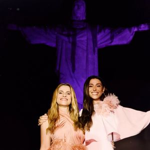 Os vestidos de Mônica Martelli e Ingrid Guimarães somam cerca de R$ 18,8 mil e têm detalhes como flores 3D, capa e penas
