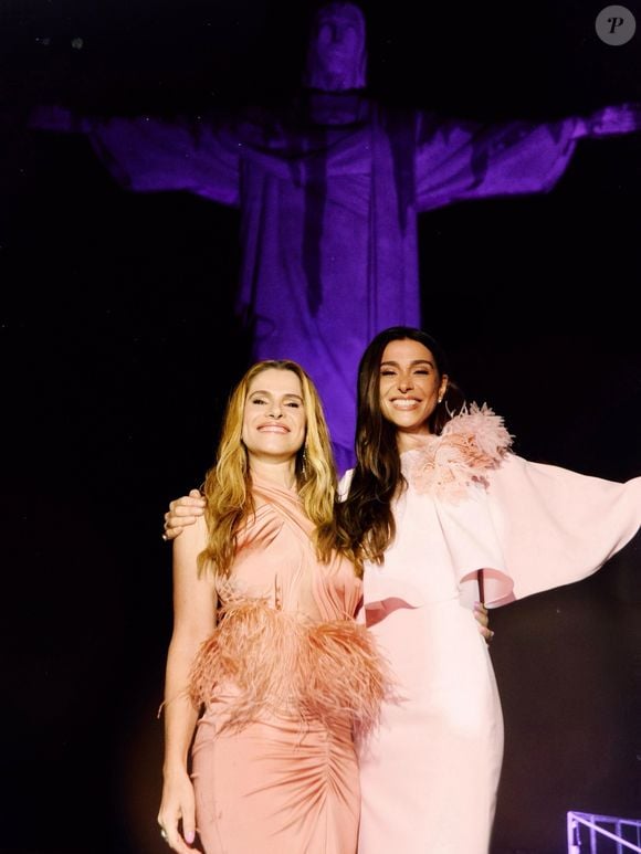 Os vestidos de Mônica Martelli e Ingrid Guimarães somam cerca de R$ 18,8 mil e têm detalhes como flores 3D, capa e penas