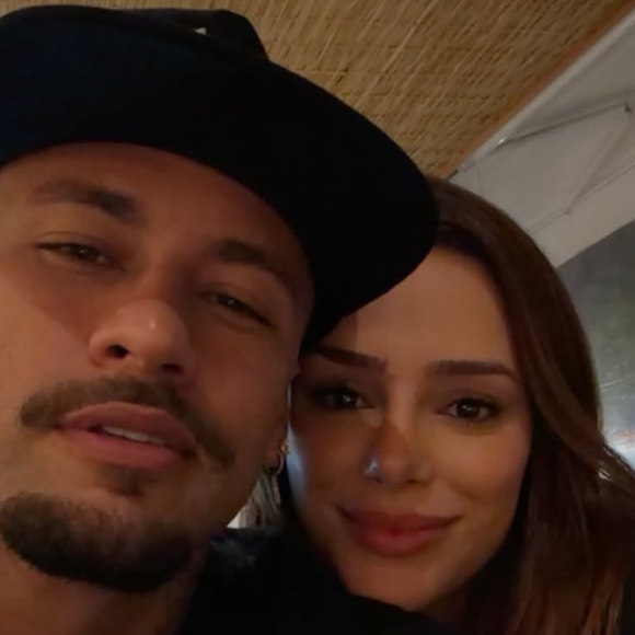 O cavanhaque de Neymar virou assunto nas redes sociais. Internautas reagiram ao novo visual do jogador e alguns chegaram a especular sobre possíveis procedimentos estéticos