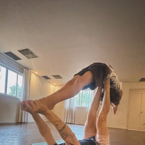 Lucas Lima usou o peso do corpo do filho para uma posição de yoga e levou o herdeiro com os pés e as mãos. ‘E teve acro yoga com meu paraisinho’, derreteu-se