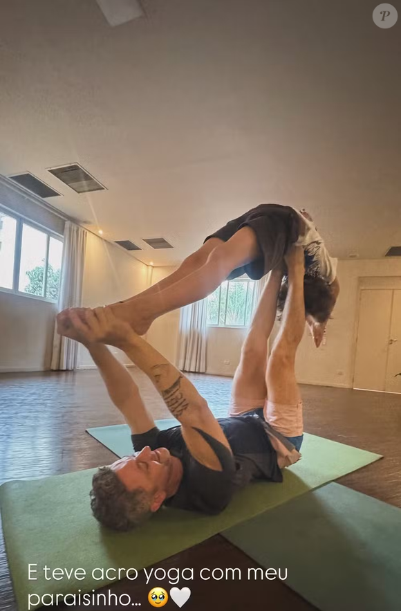 Lucas Lima usou o peso do corpo do filho para uma posição de yoga e levou o herdeiro com os pés e as mãos. ‘E teve acro yoga com meu paraisinho’, derreteu-se