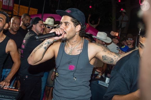 Zé Felipe se apresentou no camping da Festa do Peão de Barretos na última quinta-feira (27)