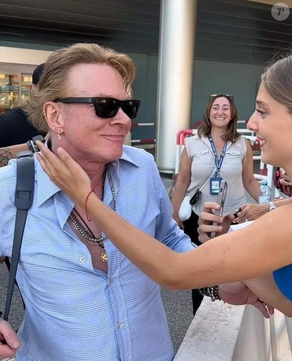 Axl Rose em foto recente com fã, esbanjando carisma e com o cabelo mais curto novamente