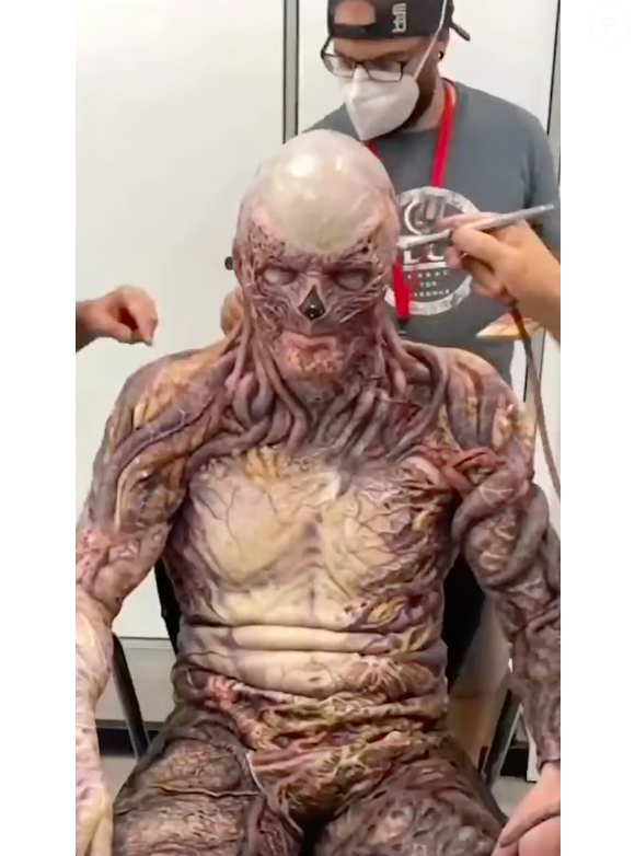 Jamie Campbell Bower ganha retoques de maquiagem na cabeça na etapa final