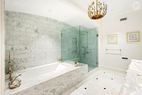 A nova mansão é digna de filme e foi, literalmente, cenário de uma história digna de cinema. Conforme revelou a revista Forbes (edição espanhola), a propriedade tem impressionantes 2.800 metros quadrados de área construída, com 12 quartos e nada menos que 20 banheiros