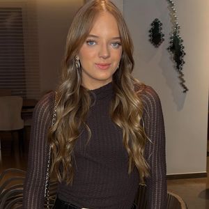 Rafaella Justus escolheu um vestido de manga longa em tecido levemente transparente