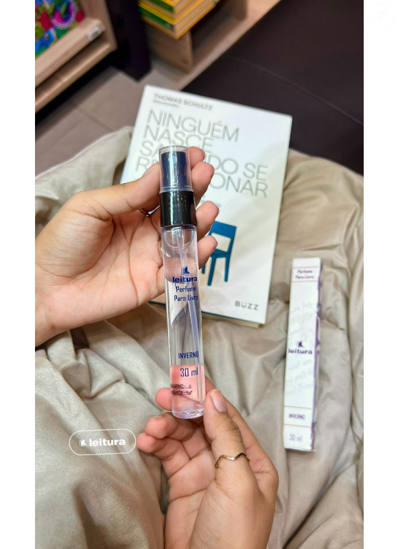 Sucesso entre amantes da leitura, perfume com cheiro de livro recém-saído da gráfica amplia experiência sensorial nas livrarias