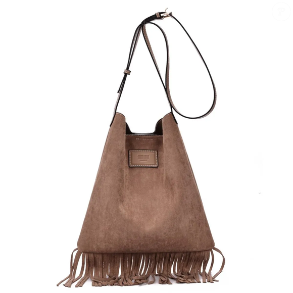 Bolsa Franja Camurça Bege Transversal – Santa Lolla | R$ 269,90 - em camurça macia e com franjas que garantem movimento, a bolsa transversal da Santa Lolla é perfeita para looks casuais com charme boho