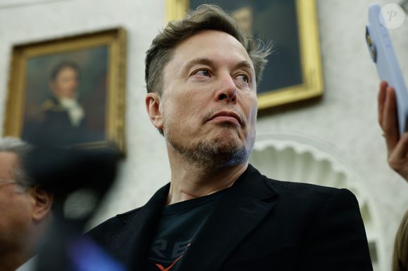 Elon Musk acusa a plataforma de abraçar a 'cultura woke' e pede boicote para 'proteger as crianças'