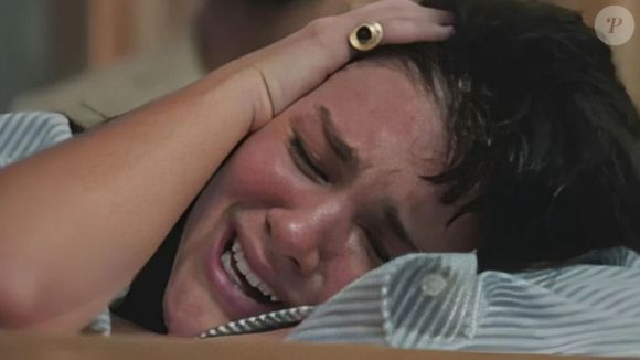 Em Terra e Paixão, Petra (Debora Ozório) sofre constantes crises por conta do abuso sexual da infância que será desvendado em breve