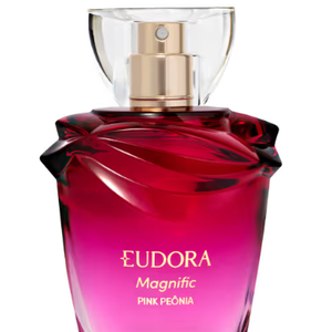 O perfume Magnific Pink Peônia, da Eudora, é ideal para a mulher poderosa. Traz nuances cítricas no topo, passando por um coração floral com rosa e jasmim sambac, além de um fundo cremoso com baunilha e amêndoa.