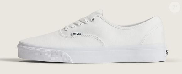 Os tênis brancos ficaram para trás e deixaram de ser tendência em 2026, já que o marrom-chocolate se tornou o básico mais procurado. No entanto, há uma exceção: os sneakers de lona no estilo dos Victoria dos anos 1990
